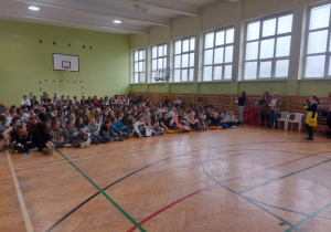 Uczniowie klas IV-VIII podczas imprezy Święto Szkoły w sali gimnastycznej