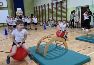 Uczniowie klas I-III podczas imprezy Święto Szkoły w sali gimnastycznej