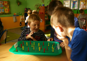 Uczniowie w świetlicy grający w gry