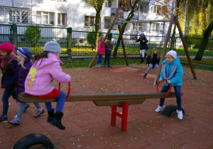 Uczniowie na placu zabaw