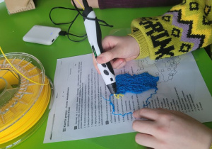 Uczniowie klas V-VII podczas zajęć dodatkowych z geografii z pomocą długopisów 3D tworzą kontur Polski oraz pasowość krajobrazów