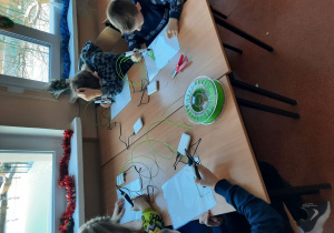 Uczniowie klasy Va wykonujący dekoracje stołu na Święta Bożego Narodzenia za pomocą długopisów 3D
