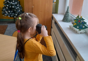 Uczniowie ze świetlicy szkolnej, podczas grudniowych zajęć, poznawali tajniki wykonywania zdjęć w trybie makro i mikro aparatem fotograficznym.