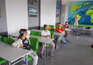 Uczniowie klasy czwartej na warsztatach z okularami VR