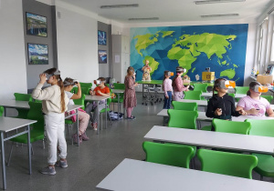 Uczniowie klasy czwartej na warsztatach z okularami VR