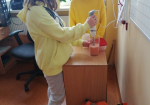 Uczniowie klasy czwartej b przygotowywujący koktajle owocowe