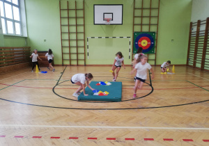 Dzieci podczas zajęć sportowych z wykorzystaniem laminarki