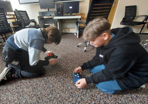 Uczniowie klasy VB ćwiczący programowanie robota Q Scout