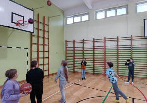 Zdjęcie zajęć sportowych wykonane przez ucznia aparatem cyfrowym