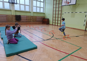 Zdjęcie zajęć sportowych wykonane przez ucznia aparatem cyfrowym