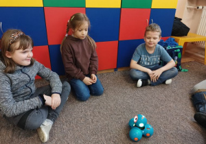 Dzieci ze świetlicy szkolnej bawiące się robotem Dash