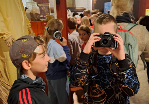 Uczeń robi zdjęcie, podczas zwiedzania muzeum piernika