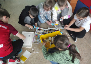 Uczniowie budują robota z klocków i podłączają mechanizm programujący