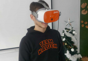Uczeń korzysta z okularów VR - rozszerzonej przeczywistości