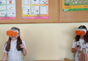 Uczniowie korzystają z googli VR