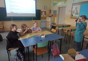 Zdj. 1 Uczennice podczas zajęć rewalidacyjnych, korzystają a aparatu fotograficznego.