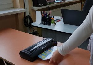 Zdj. 2. Uczennica korzysta z laminarki, podczas zajęć dydaktycznych