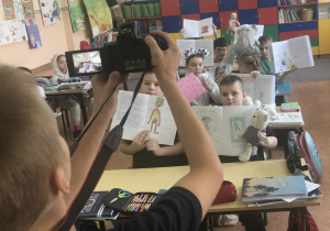 Zdj. 5. Uczniowie fotografują swoje prace, z okazji Dnia Pluszowego Misia.
