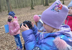 Dziewczynka fotografuje rzadki gatunek drzewa